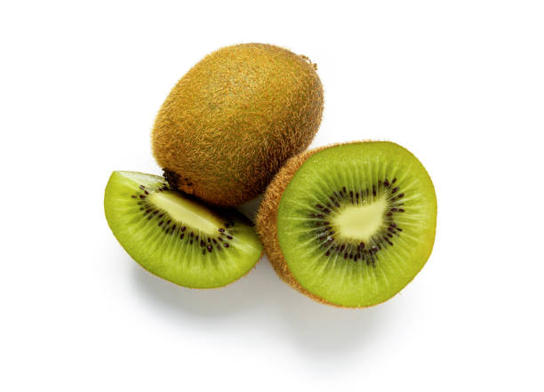 frutas kiwi inteiras maduras e metade kiwi frutas isoladas em fundo branco. profundidade total de campo. conceito de comida vegana - quivi - fotografias e filmes do acervo