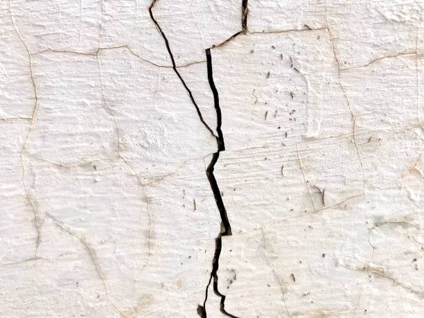 istock cracks in the white walls 1293143485