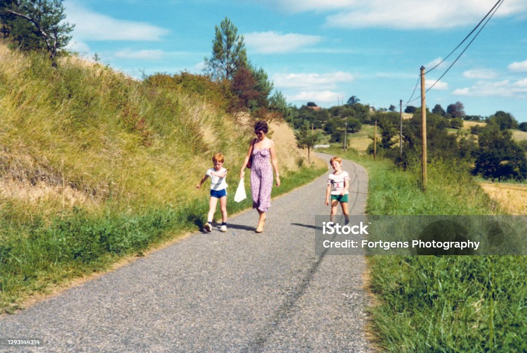 道路上の2人の小さな子供と歩く母 - 1980～1989年のロイヤリティフリーストックフォト