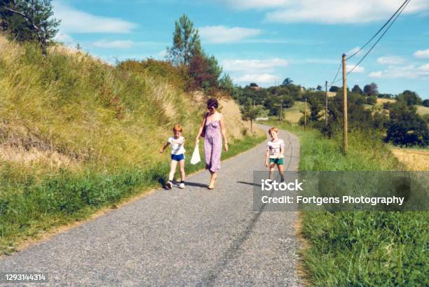 道路上の2人の小さな子供と歩く母 - 1980～1989年のストックフォトや画像を多数ご用意 - 1980～1989年, 家族, アーカイブ画像