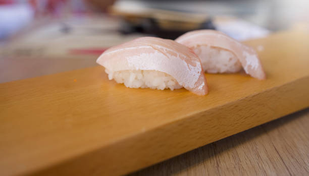 hamachi sushi servito su piatto di legno. buffet della cucina giapponese. - sashimi white prepared fish hamachi foto e immagini stock
