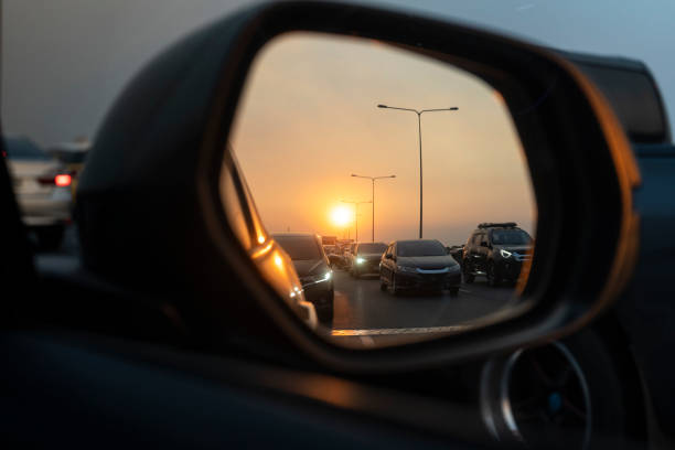 espejo de vista del coche en la puesta del sol. escena de conducción de coches al atardecer. - rear view mirror car mirror sun fotografías e imágenes de stock