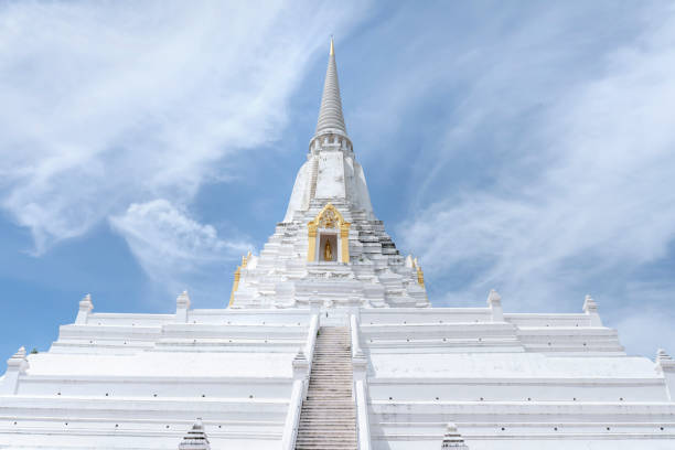 wat phu khao thong é um templo antigo da província de phra nakhon si ayutthaya. - stupa - fotografias e filmes do acervo