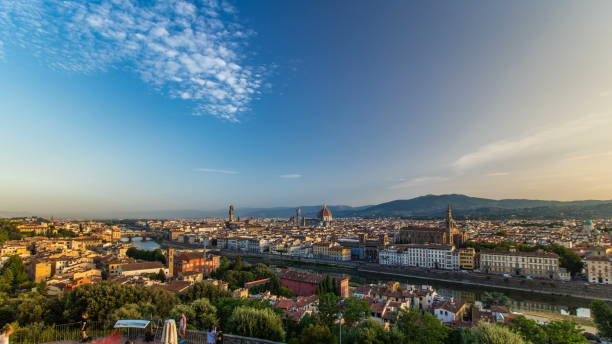 vista superior del timelapse de la ciudad de florencia al amanecer con puentes del río arno y edificios históricos - city of sunrise sunrise time travel locations fotografías e imágenes de stock