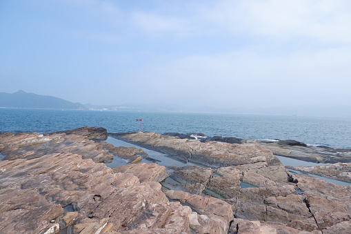 Tung Ping Chau, Hong Kong - rocas sedimentarias con una variedad de formas de abrasión marina a lo largo de su costa photo