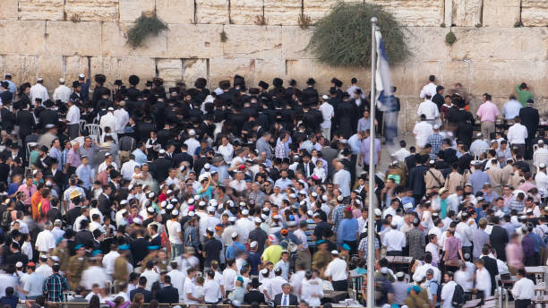 service religieux de prière de coucher du soleil de juifs au mur occidental, timelapse d’israël - middle the western wall jerusalem israel photos et images de collection