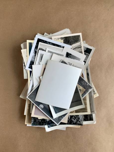 vieux photograohs dans une pile - pile of books photos et images de collection