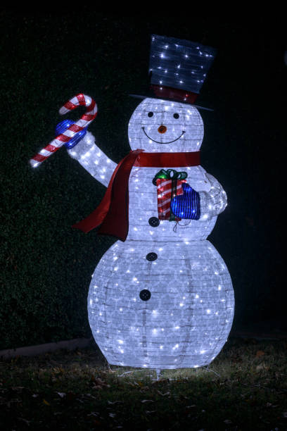 blow-up snowman sobie kapelusz i szalik i gospodarstwa trzciny cukrowej i prezent - blow up doll zdjęcia i obrazy z banku zdjęć