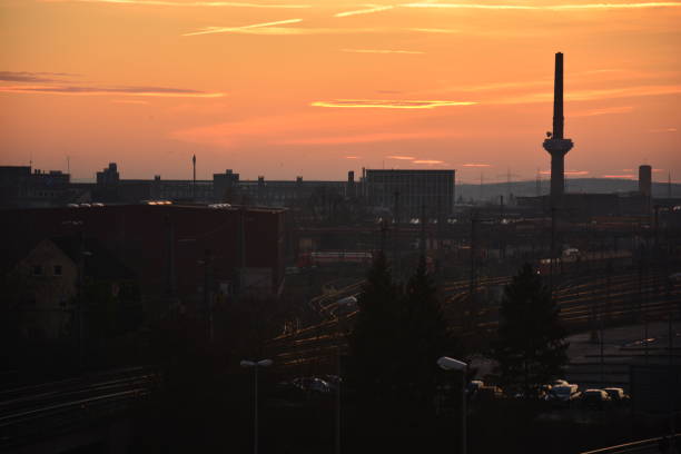 tramonto su schweinfurt - schweinfurth foto e immagini stock