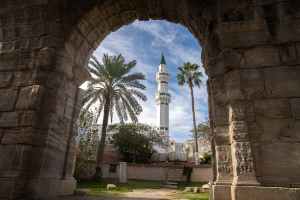 trípoli, libia: arco de marco aurelio - tripoli fotografías e imágenes de stock