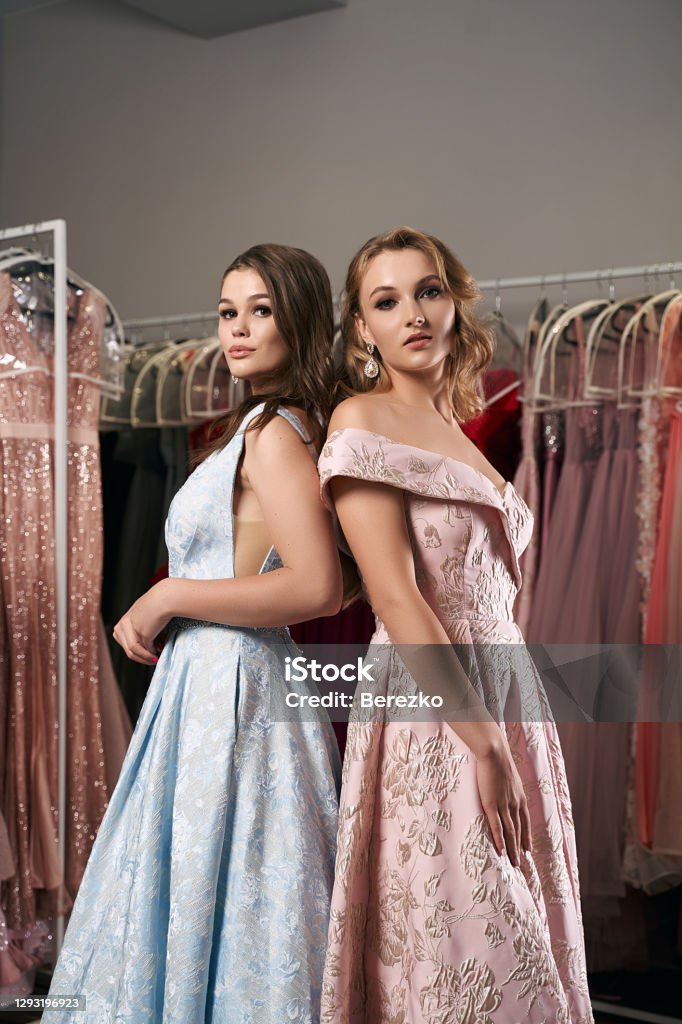 Dos Jóvenes Hermosas Chicas Con Vestidos De Baile De Fiesta De Corte De Color Azul Cielo Cubierto Y Rosa Pálido Con Aberturas Decoradas Con Patrones Embroindered Servicio De Alquiler De Vestidos Foto Dos Jóvenes Hermosas Chicas Con Vestidos De Baile De Fiesta De Corte De Color Azul Cielo Cubierto Y Rosa Pálido Con Aberturas Decoradas Con Patrones Embroindered Servicio De Alquiler De Vestidos Foto