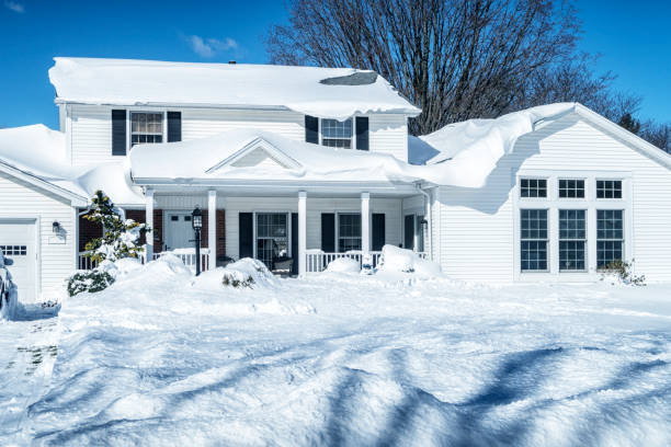 neve profonda che si scioglie dal tetto della casa suburbana dopo la tempesta di neve blizzard - blizzard house storm snow foto e immagini stock