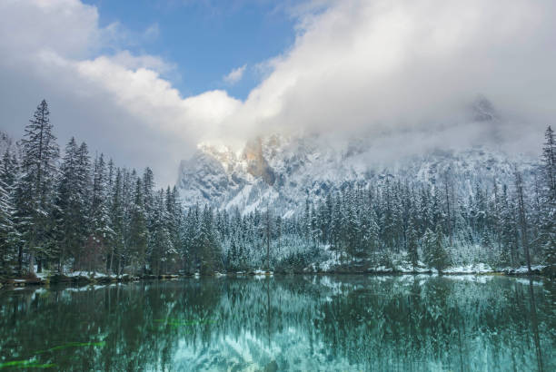 incredibile paesaggio invernale con montagne innevate e acque limpide del lago verde (gruner see), famosa destinazione turistica nella regione della stiria, austria - gruner foto e immagini stock