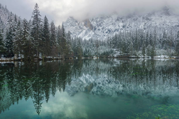 incredibile paesaggio invernale con montagne innevate e acque limpide del lago verde (gruner see), famosa destinazione turistica nella regione della stiria, austria - gruner foto e immagini stock