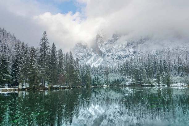 incredibile paesaggio invernale con montagne innevate e acque limpide del lago verde (gruner see), famosa destinazione turistica nella regione della stiria, austria - gruner foto e immagini stock