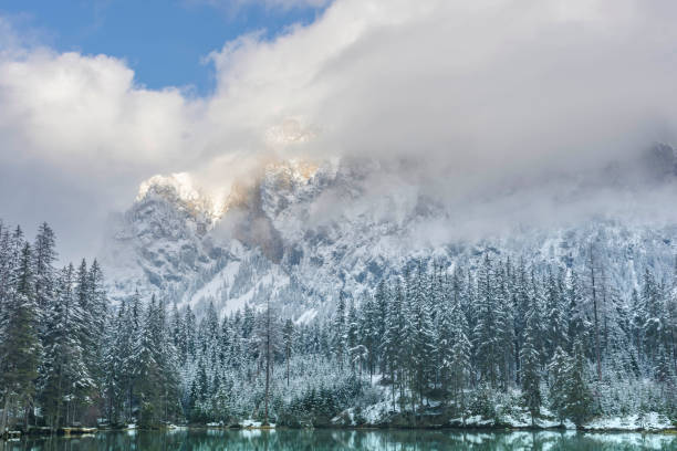 niesamowity zimowy krajobraz z ośnieżonymi górami i czystymi wodami zielonego jeziora (gruner see), znanym miejscem turystycznym w regionie styrii, austria - gruner zdjęcia i obrazy z banku zdjęć