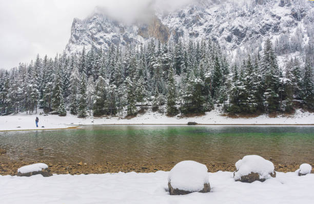 incredibile paesaggio invernale con montagne innevate e acque limpide del lago verde (gruner see), famosa destinazione turistica nella regione della stiria, austria - gruner foto e immagini stock