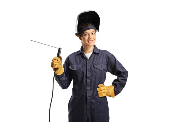 soldadora joven en uniforme con una máquina de soldadura y un casco - manual worker portrait helmet technology fotografías e imágenes de stock