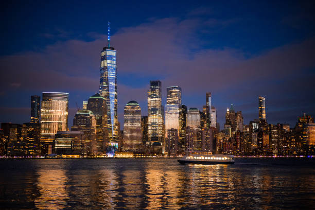 нижний манхэттен и башня свободы - new york city new york state manhattan night стоковые фото и изображения