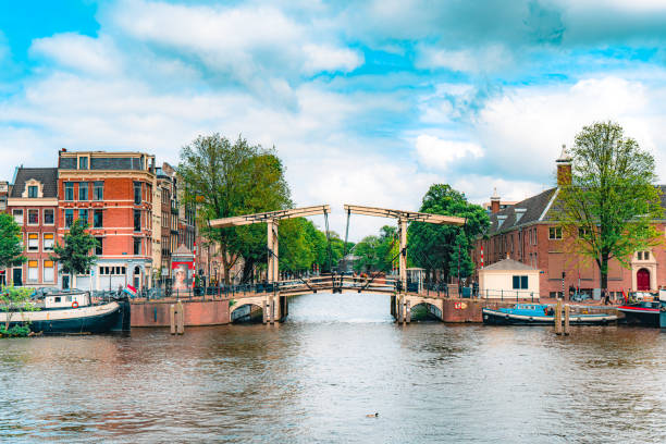 vieille ville d’amsterdam - magere brug photos et images de collection