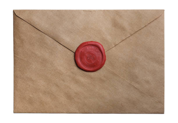 конверт с печатью изолированы на белом фоне - old envelope стоковые фото и изображения