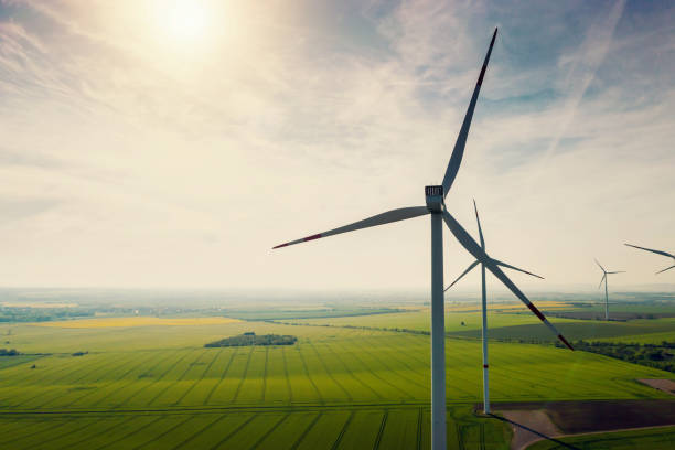 風力タービンと農業分野の航空写真 - industrial windmill ストックフォトと画像