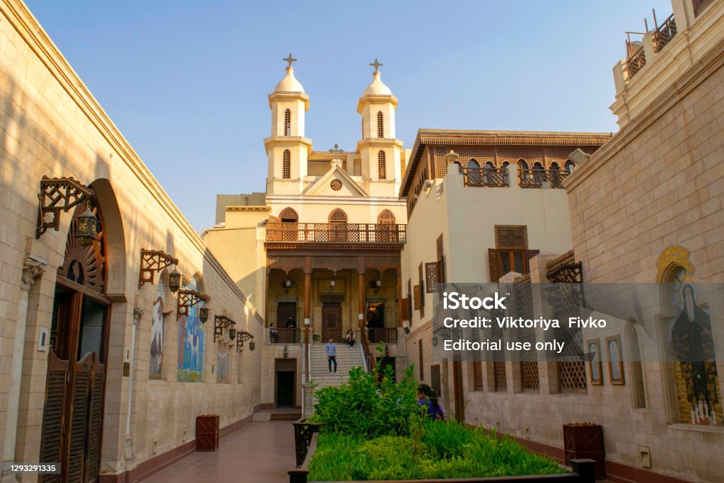 Antigua Y Hermosa Iglesia Ortodoxa En El Cairo Entrada A La Iglesia Colgada Cristiana  Copta Foto de stock y más banco de imágenes de Copto - iStock