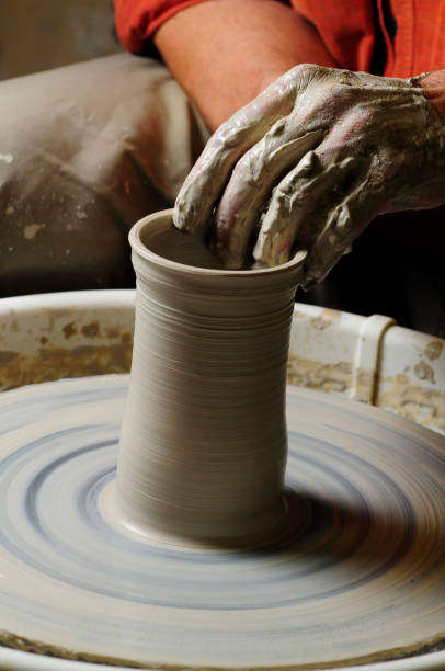 herstellung von keramik mit hand auf keramikrad - kiln ceramic ceramics fire stock-fotos und bilder