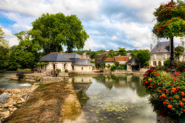 el antiguo molino de agua y el estanque del molino como el río indre corre a través de azay-le-rideau en el valle del loira, francia - chinon fotografías e imágenes de stock