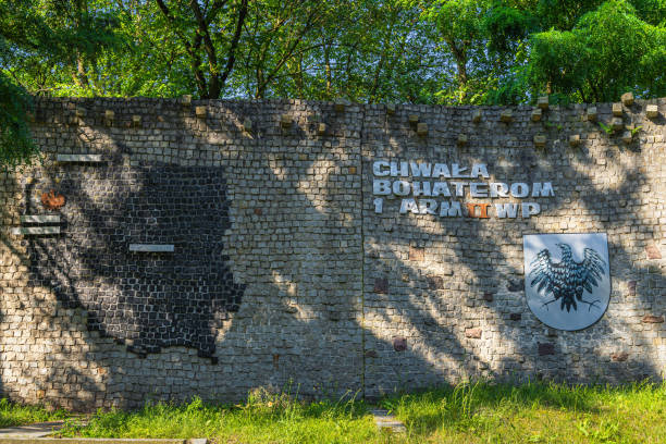 muro conmemorativo y de recuerdo para los soldados y su sacrificio, del 1er ejército polaco - cemetery grave military beauty in nature fotografías e imágenes de stock