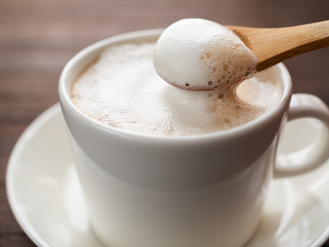 Espuma de leche de café en cuchara photo