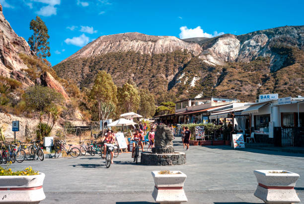 centrum vulcano, letni widok. obraz kolorowy - lipari island zdjęcia i obrazy z banku zdjęć