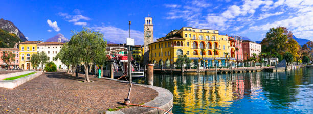 riva del garda - bela vila colorida no lago garda. trentino, itália. resort turístico popular - riva degli schiavoni - fotografias e filmes do acervo