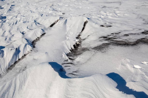 топ почвы дрейфующих на вершине снежных заносов - hydrolysis стоковые фото и изображения