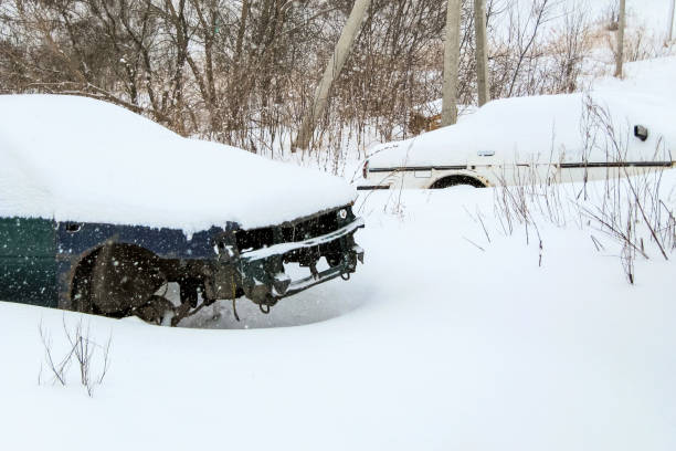 istock Cars under the snow 1293302838