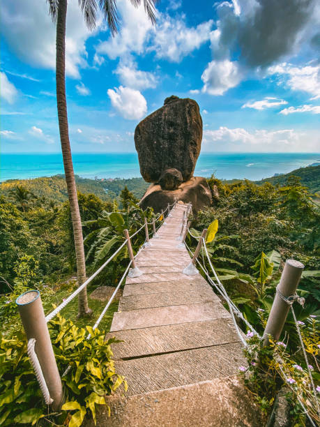 サムイ島タイ、東南アジアのオーバーラップストーン - beautiful blue sport vertical ストックフォトと画像