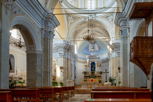 stromboli, kościół św vincenzo widok wewnętrzny. obraz kolorowy - view from altar zdjęcia i obrazy z banku zdjęć