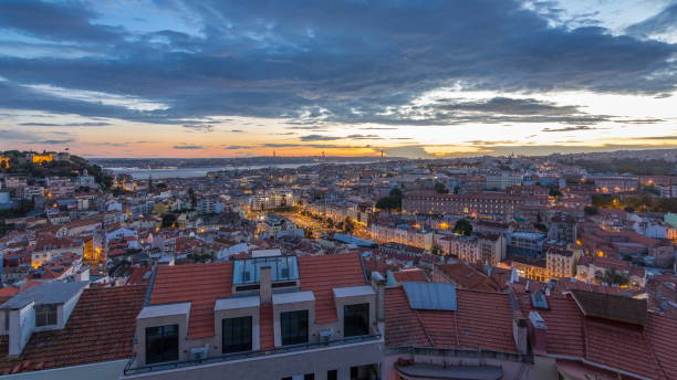 лиссабон после захода солнца воздушный панорамный вид на центр города с красными крышами на осень день к ночи , португалия - sunset to night стоковые фото и изображения