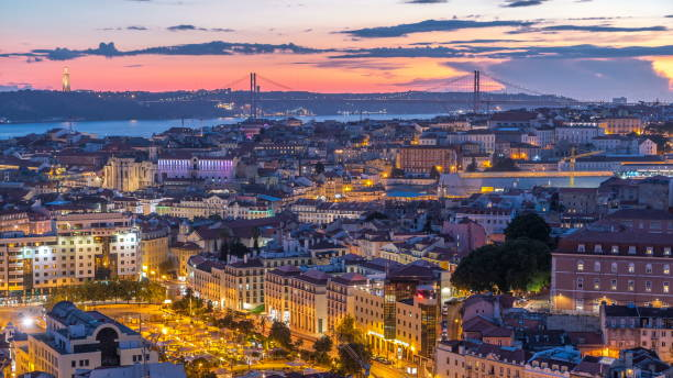 lisboa después de la puesta de sol vista panorámica aérea del centro de la ciudad con techos rojos en otoño día a noche, portugal - sunset to night fotografías e imágenes de stock