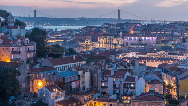 лиссабон после захода солнца воздушный панорамный вид на центр города с красными крышами на осень день к ночи , португалия - sunset to night стоковые фото и изображения
