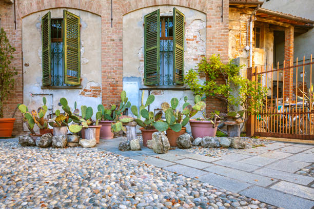 몬페라토의 오래된 집. 색상 이미지 - 아스티 이탈리아 뉴스 사진 이미지