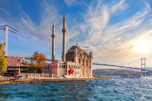 moschea ortakoy e ponte sul bosforo al tramonto, istanbul, turchia - architecture cityscape old asia foto e immagini stock