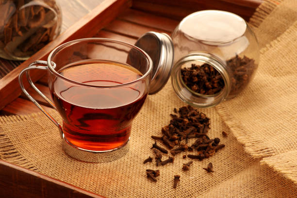 здоровый зеленый чай с ингредиентами - гвоздика - clove стоковые фото и изображения