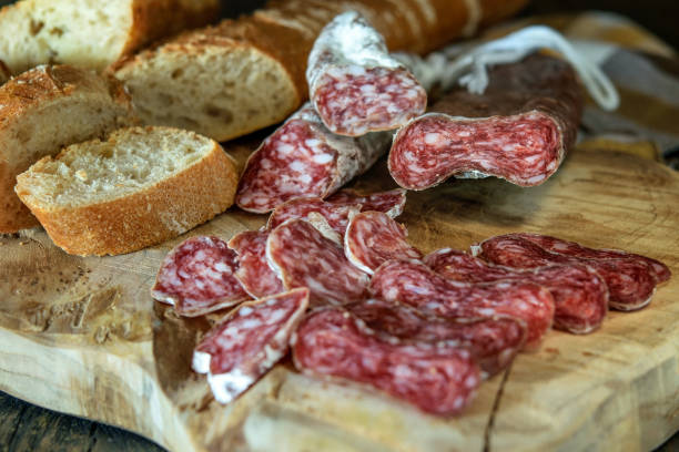 fuet di salsiccia con pane bianco sulla tavola di legno naturale. concetto di cibo sano. - inlaid foto e immagini stock