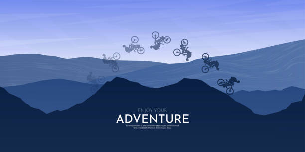 자연을 발견하고 탐험하고 관찰하는 여행 개념. 산악 자전거. 사이클링. 모험 관광. 미니멀 한 벡터 플랫 일러스트레이션. 일몰 장면. 파란색 배경입니다. 프리스타일 바이커 - bmx cycling xtreme mountain bike sport stock illustrations