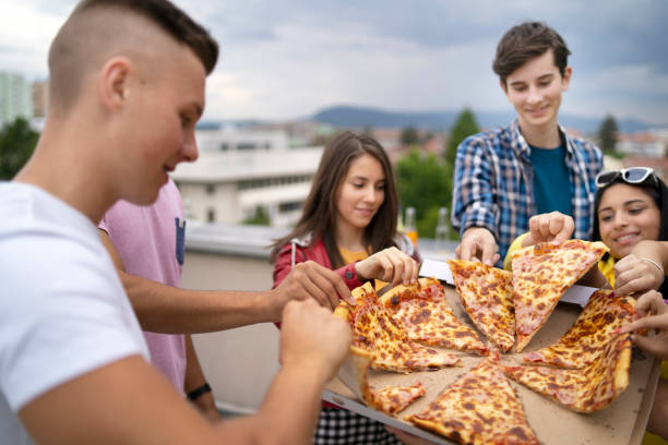 istock Pizza time with friends 1293332910