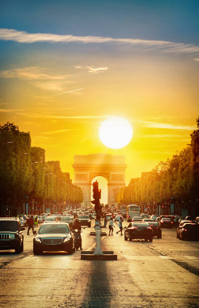 sonne über paris - arc de triomphe du carrousel stock-fotos und bilder