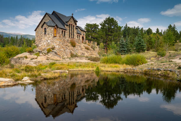 capilla de santa catalina en la iglesia del rock en las montañas rocosas de colorado, reflexión en el lago - catherine park fotografías e imágenes de stock