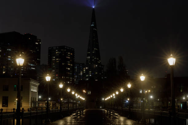 regnerische nacht über pier 7 mit holiday lights - pier seven stock-fotos und bilder