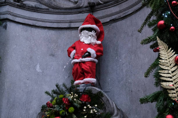 A view of Brussels' famous fountain sculpture Manneken Pis  dressed with a Santa Claus outfit by the Official Dresser as part of the Christmas celebrations, in Brussels, Belgium, 25 January 2020. A view of Brussels' famous fountain sculpture Manneken Pis  dressed with a Santa Claus outfit by the Official Dresser as part of the Christmas celebrations, in Brussels, Belgium, 25 January 2020. manneken pis statue in brussels belgium stock pictures, royalty-free photos & images